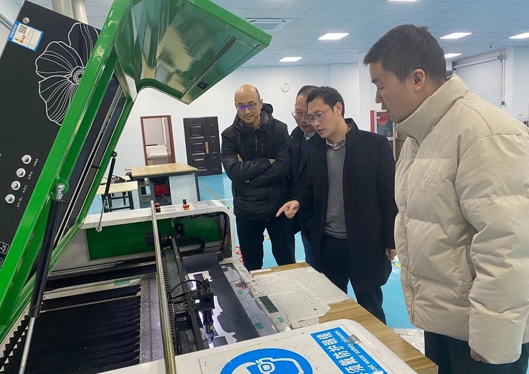 高超教授到車(chē)間暖心慰問(wèn)加班同事